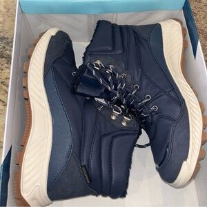 Navy BareTrap Winter Boots NWT